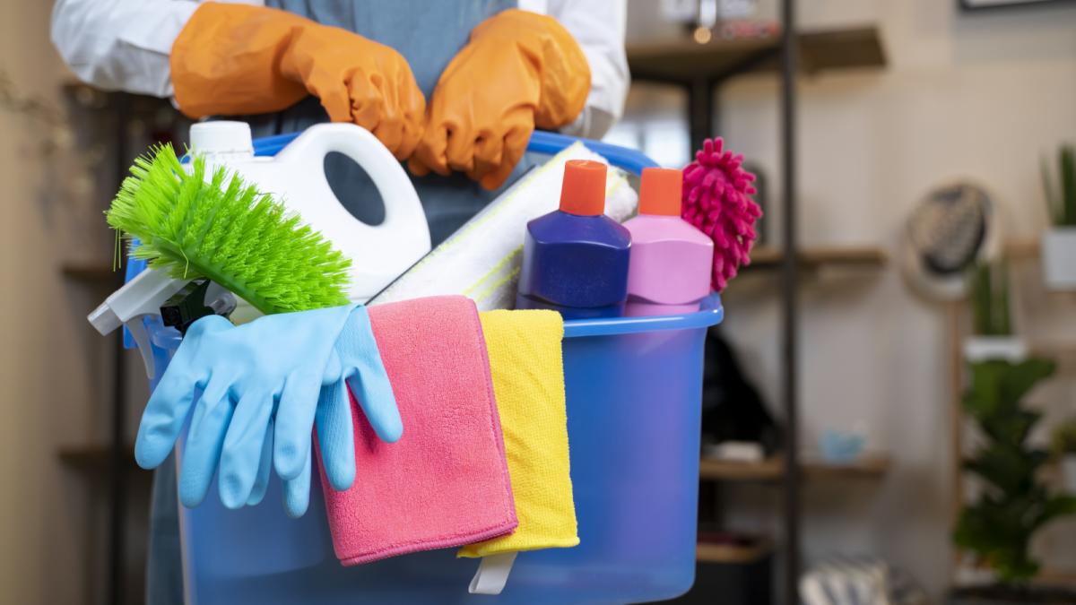 o menajera din bucuresti a curatat de bijuterii locuinta unde lucra a furat lantisoare brose inele si bratari de 100 000 de euro