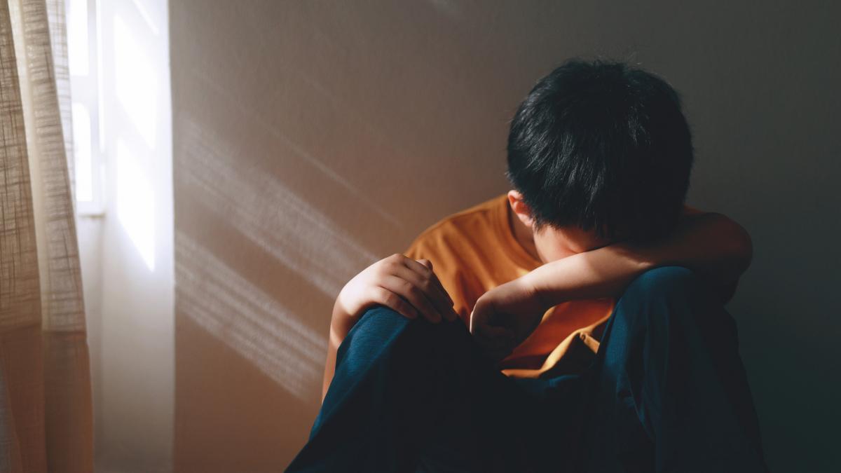 pedepsit pentru ca nu isi facea temele un copil de 10 ani a sunat la politie si a spus ca tata lui tine droguri in casa