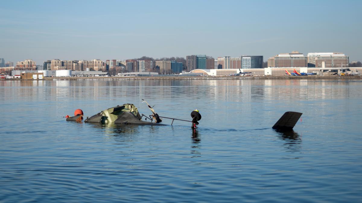 a fost gasita si cutia neagra a elicopterului militar black hawk care s a ciocnit de avionul american airlines