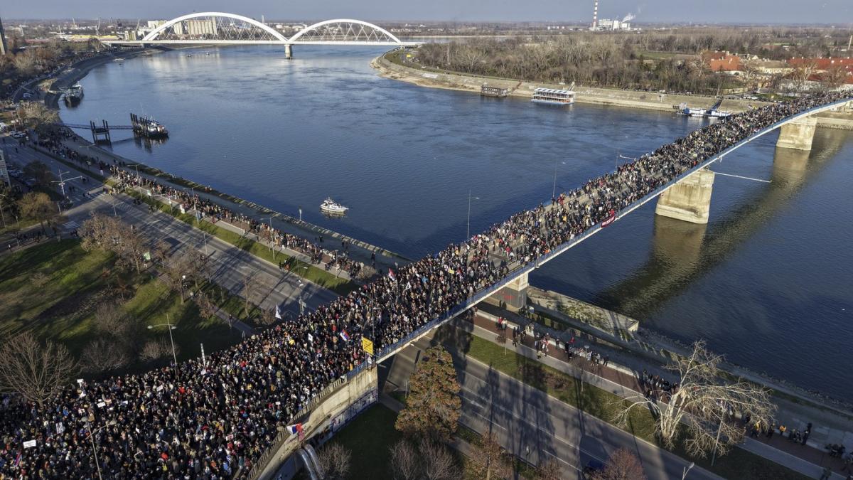 haos in serbia studentii au organizat din nou un protest masiv si au blocat podurile peste dunare la novi sad aparam libertatea