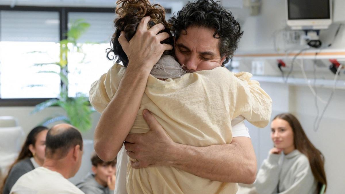 imagini emotionante ostaticii israelieni si prizonierii palestinieni s au reunit cu familiile lor a indurat luni de zile de cosmar