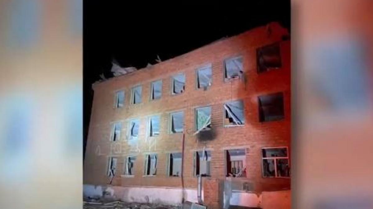 rusia a bombardat o scoala din kursk in care se adaposteau mai multi batrani zeci de oameni prinsi sub daramaturi