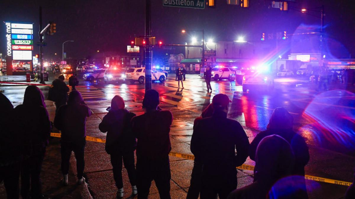 un avion medical cu 6 persoane la bord s a prabusit in philadelphia mai multe case au luat foc nu se stie daca sunt supravietuitori