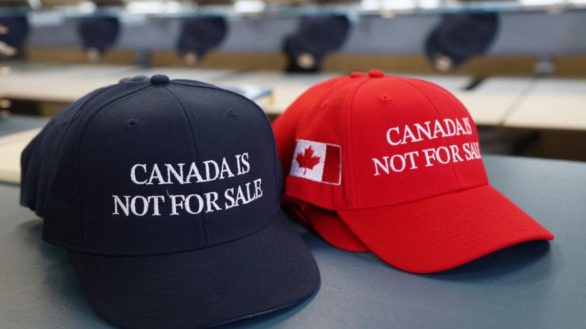 șapcă albastră și șapcă roșie inscripționte cu mesajul Canada is not for Sale.