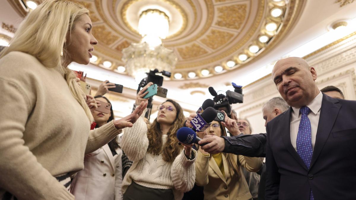 sindicatele din senat il acuza pe bolojan ca in paralel cu disponibilizarile a facut angajari nu acceptam sa fim tapi ispasitori