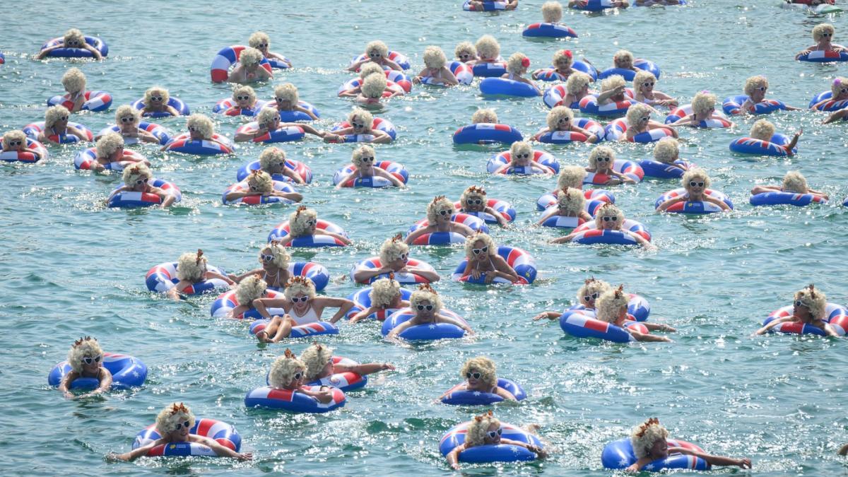 motivul pentru care peste 700 de oameni s au deghizat in marilyn monroe si s au aruncat in ocean in sudul australiei