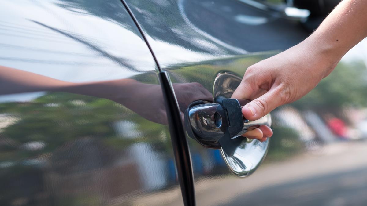 un tanar a furat masina unui livrator si a vandut o imediat cu 600 de euro cum a fost prins