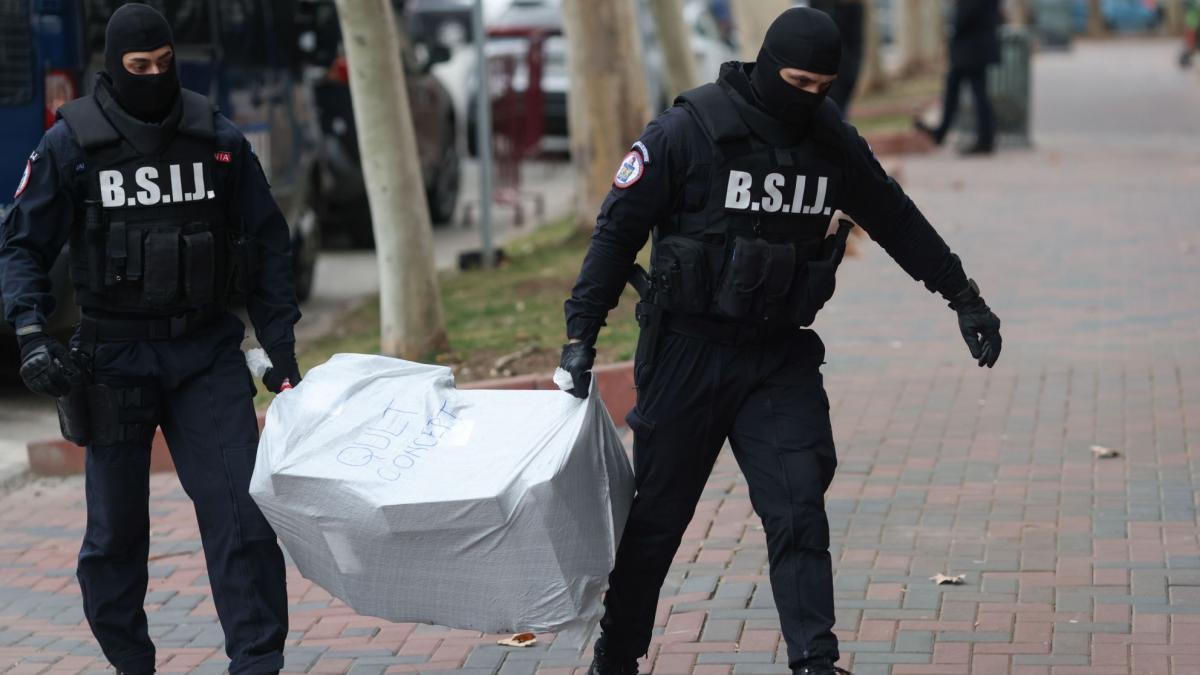 ceasuri bijuterii bani si 50 de laptopuri gasite la perchezitii in dosarul nordis laura vicol si sotul ei afla daca vor fi arestati