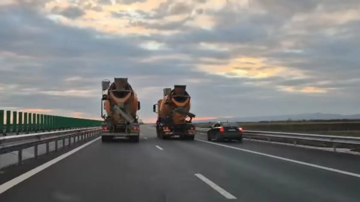 doua betoniere au blocat circulatia pe a7 au mers in paralel pe ambele benzi soferii fortati sa depaseasca pe banda de urgenta
