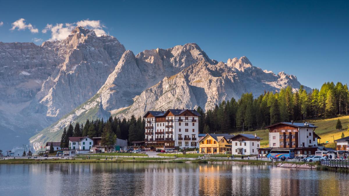 in italia un apartament de hotel se inchiriaza cu 200 000 de euro pentru 9 nopti jumatate din ele au fost rezervate