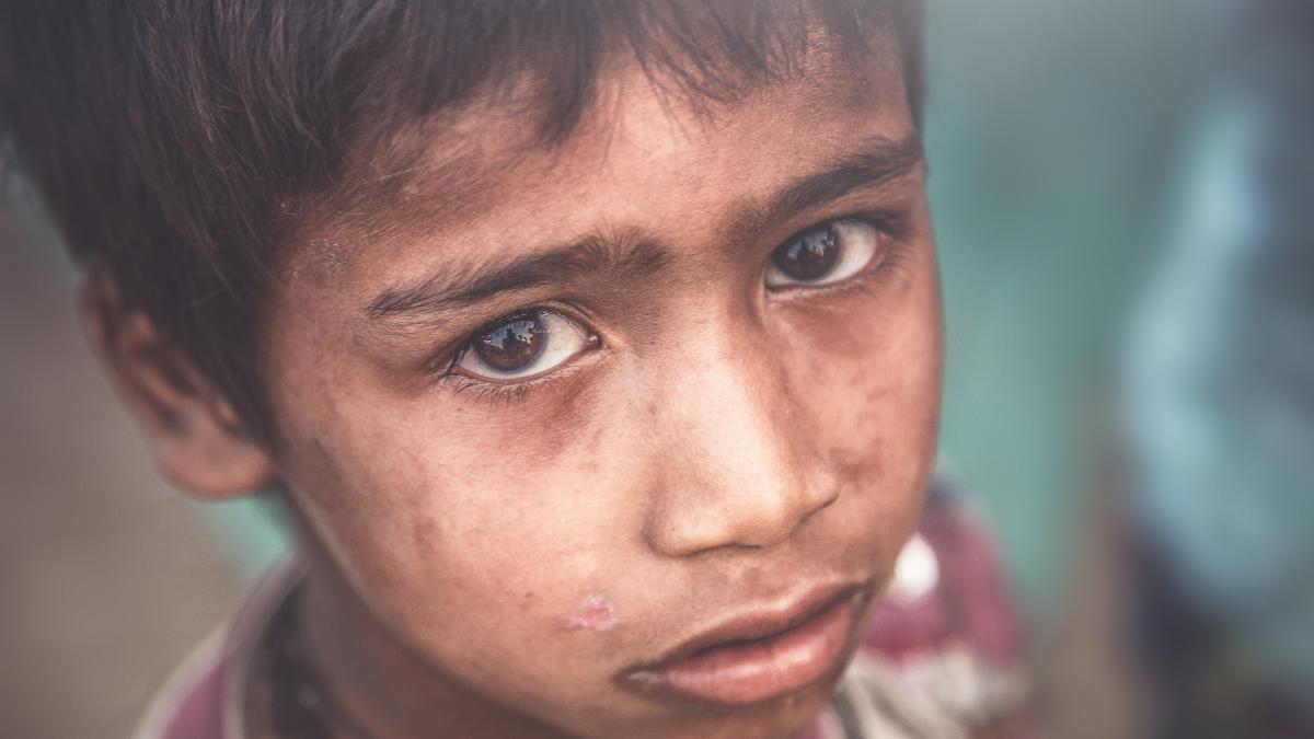 oamenii se tem sa manance sa bea si sa iasa afara teroare intr un sat dupa ce o boala misterioasa a ucis 17 oameni