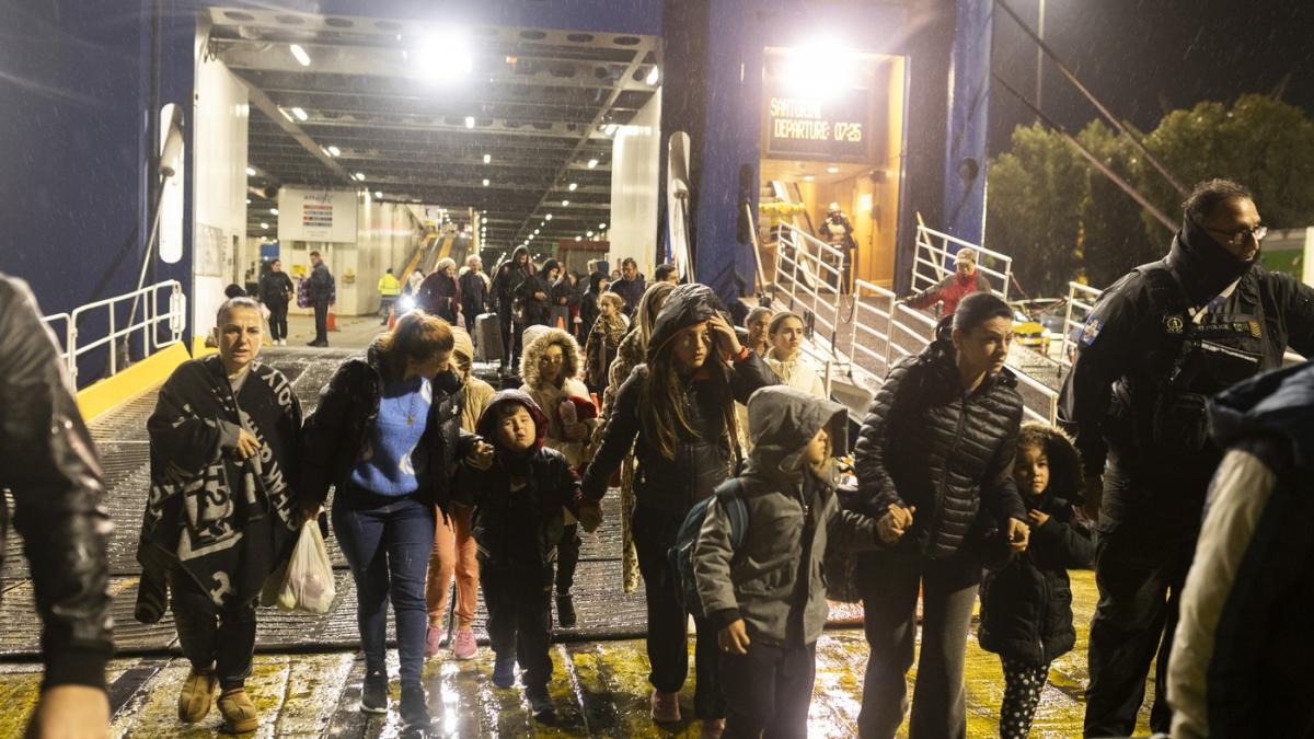 speriati de cutremure oamenii fug din santorini si iau cu asalt avioanele si feriboturile autoritatile se tem de un dezastru