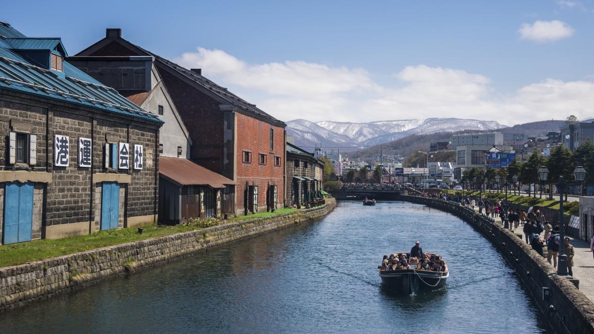 un oras din japonia ia masuri anti turisti dupa ce o femeie a murit calcata de tren in timp ce se chinuia sa faca o poza de pe sine