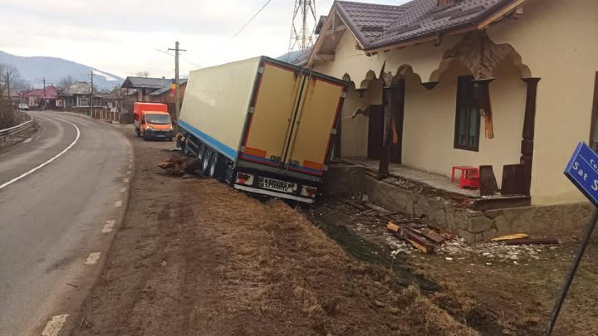 un tir condus de un sofer beat a facut praf o casa in judetul neamt