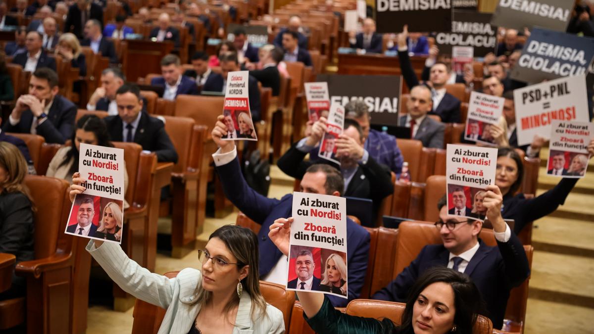 huiduieli si pancarte la dezbaterea din parlament am sentimentul ca sunt pe arena nationala ciolacu a prezentat bugetul pentru 2025