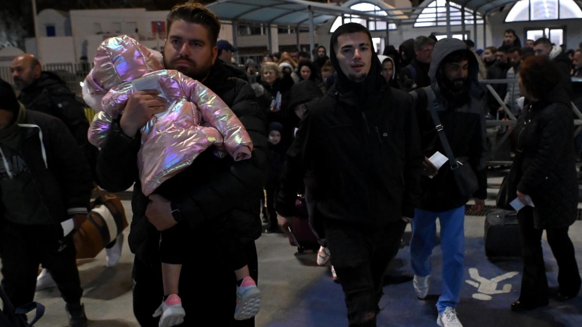 peste 10 000 de oameni au parasit santorini nu mai pot nu pot dormi imi tremura picioarele