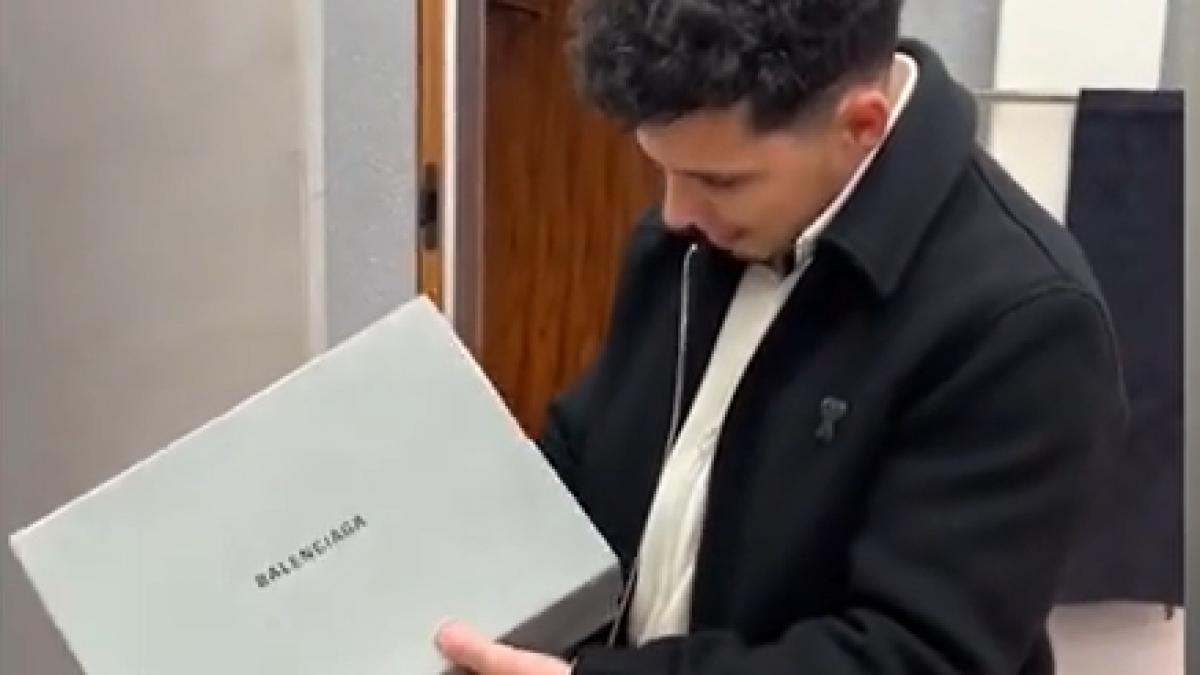 e poseta sau cutie de pantofi balenciaga socheaza din nou cu designul unei genti de lux de 2 500 de euro