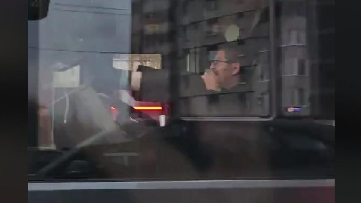 sofer de autobuz surprins cand conducea cu picioarele pe volan sefii acestuia au deschis o ancheta sofer de autobuz surprins cand conducea cu picioarele pe volan sefii acestuia au deschis o ancheta
