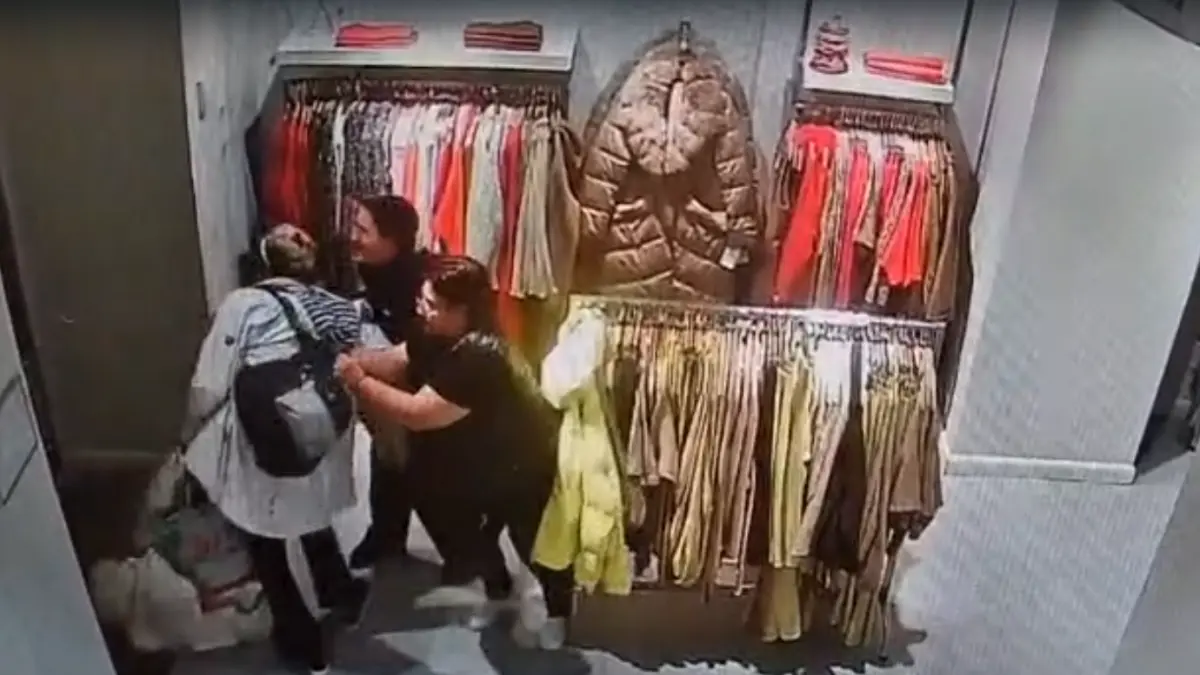 video un hot deghizat in femeie s a luat la bataie cu vanzatoarele dintr un magazin din bucuresti pana a venit politia a fugit