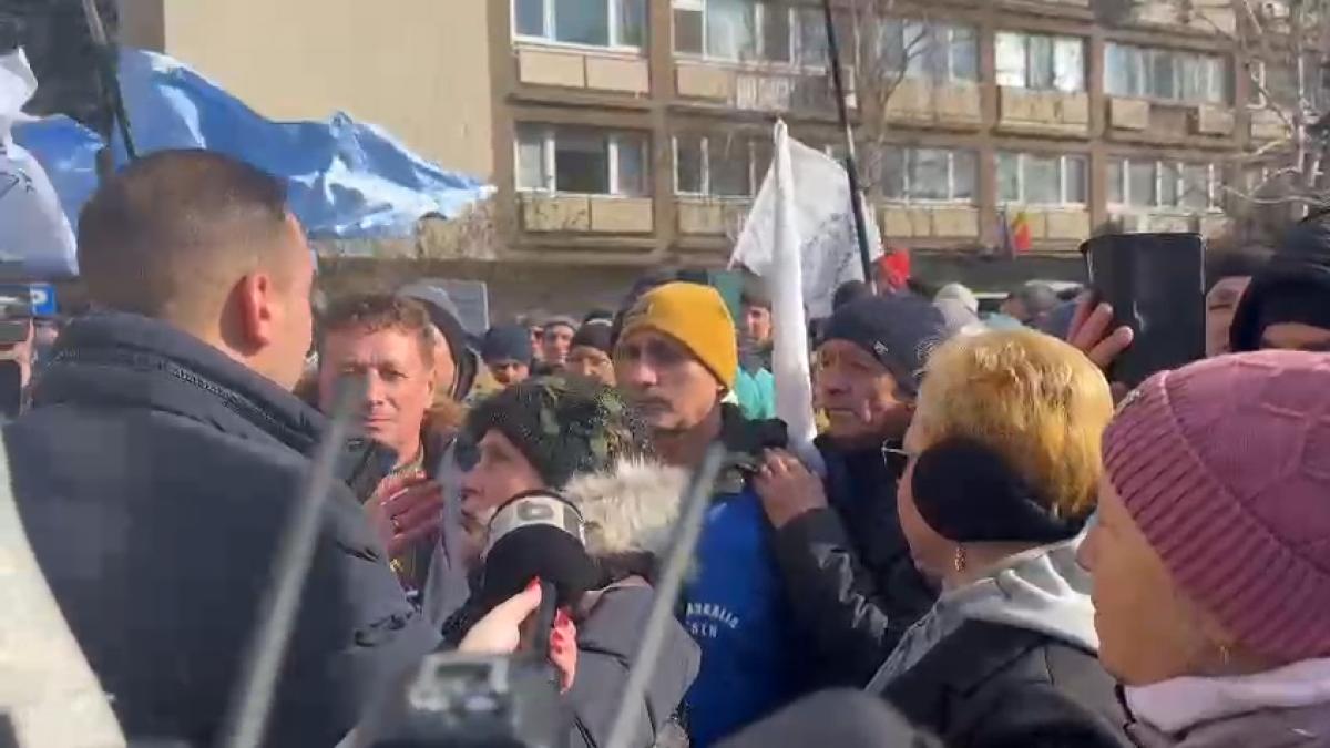 protest la ministerul economiei ministrul bogdan ivan a fost huiduit de muncitorii de la santierul naval mangalia vrem sa muncim