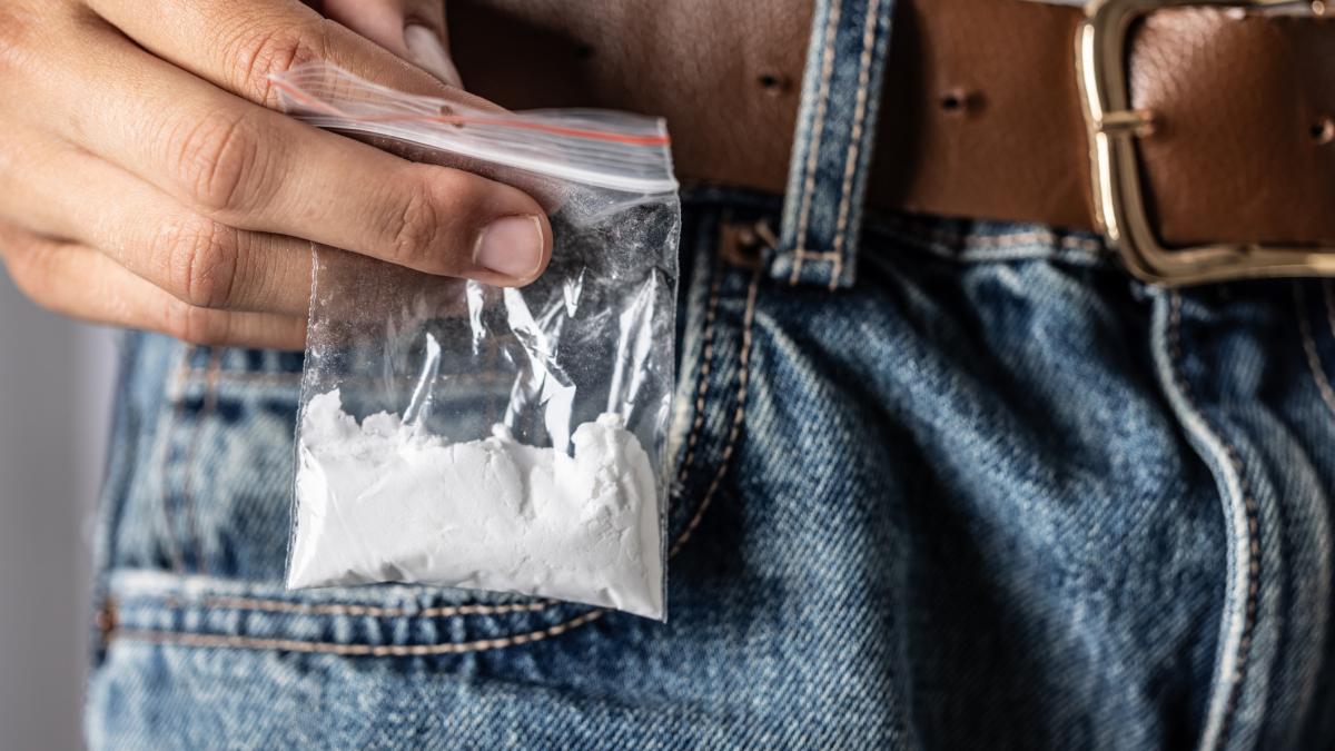 un profesor de matematica a fost prins in timp ce vindea cocaina in italia ce au descoperit politistii in locuinta lui