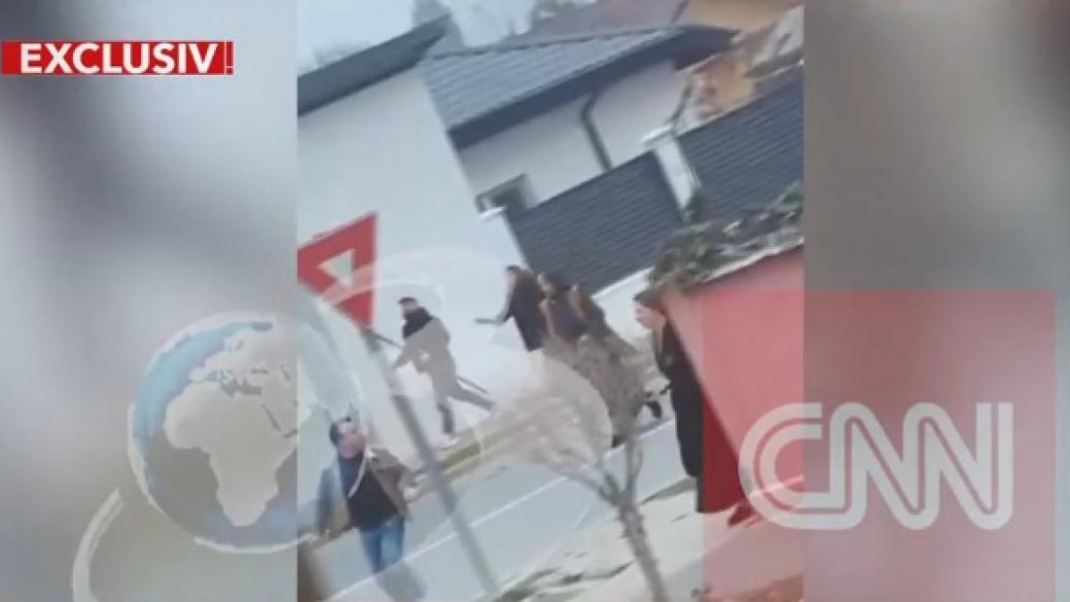 primele imagini cu rafuiala sangeroasa din urziceni scene de groaza in strada indivizi inarmati cu pusca si bate