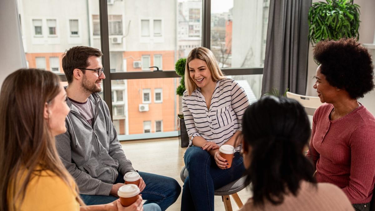 studiu socializarea ajuta la mentinerea sanatatii creierului si poate intarzia aparitiei dementei cu cinci ani