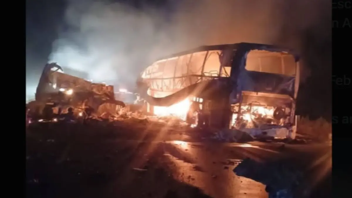 zeci de oameni au murit intr un accident teribil in mexic un autobuz si un camion in flacari dupa impact