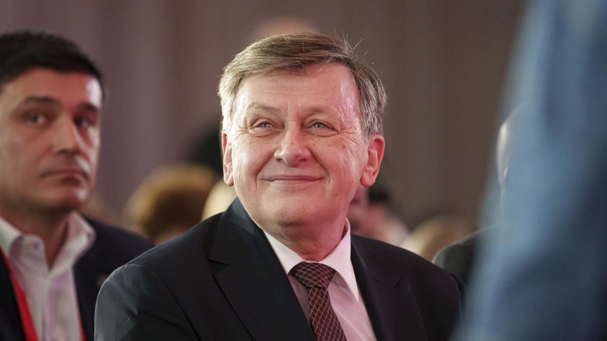 crin antonescu zâmbitor la congresul PSD in care i-a fost validată candidatura la prezidențiale. foto hepta