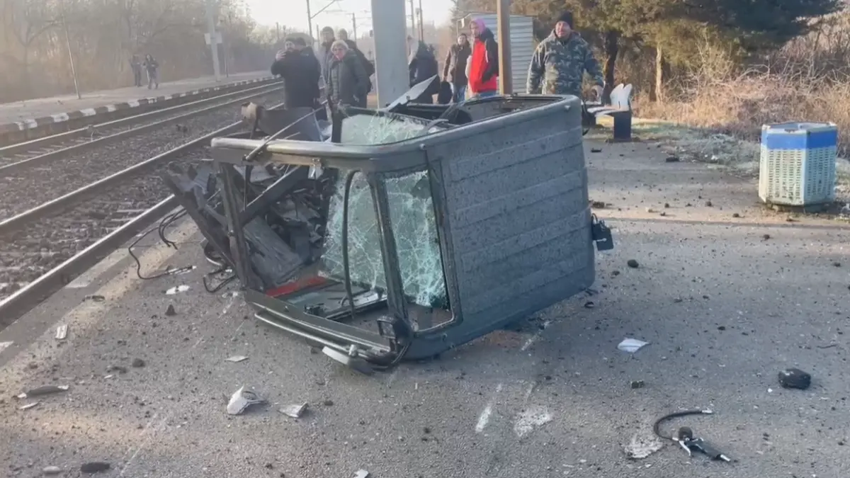 un tren plin cu pasageri a spulberat un excavator care era pe sine imagini de la locul accidentului produs langa bucuresti