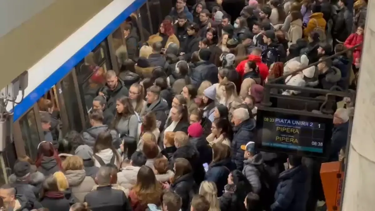 haos la metrou angajatii protesteaza cu exces de zel iar oamenii se calca in picioare ca sa prinda un loc in inghesuiala