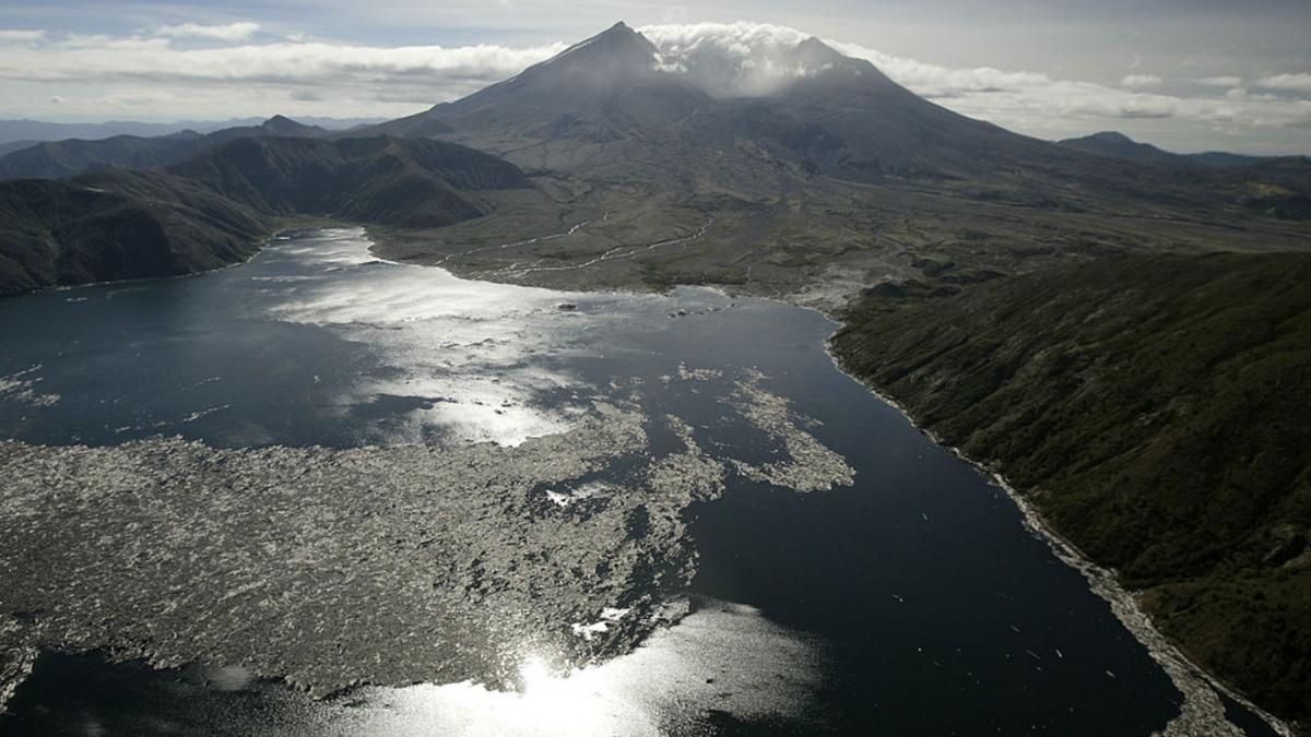 imagine spectaculoasa din satelit cu lacul spirit transformat intr o inima gigantica de o eruptie cataclismica