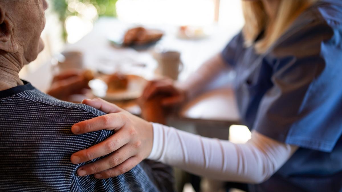 o ingrijitoare romanca din italia care a chinuit si pacalit un batran a primit o pedeapsa record