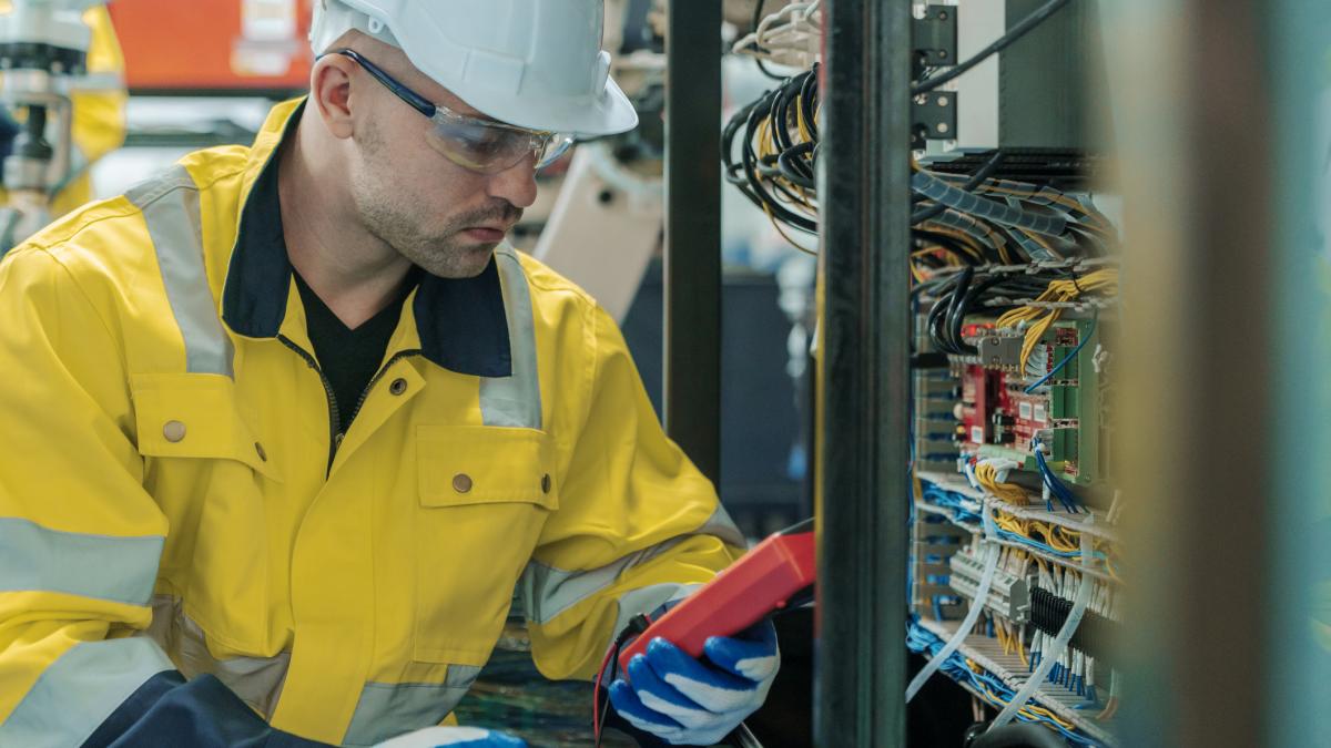 programe de ucenicie platite pentru tineri care sunt cele mai cautate meserii si ce salarii se ofera