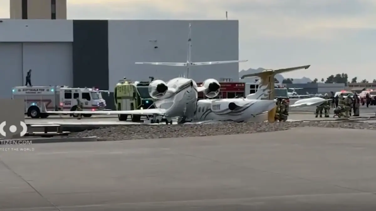 un mort si patru raniti dupa ce avionul solistului de la motley crue a derapat la aterizare si a intrat in alta aeronava