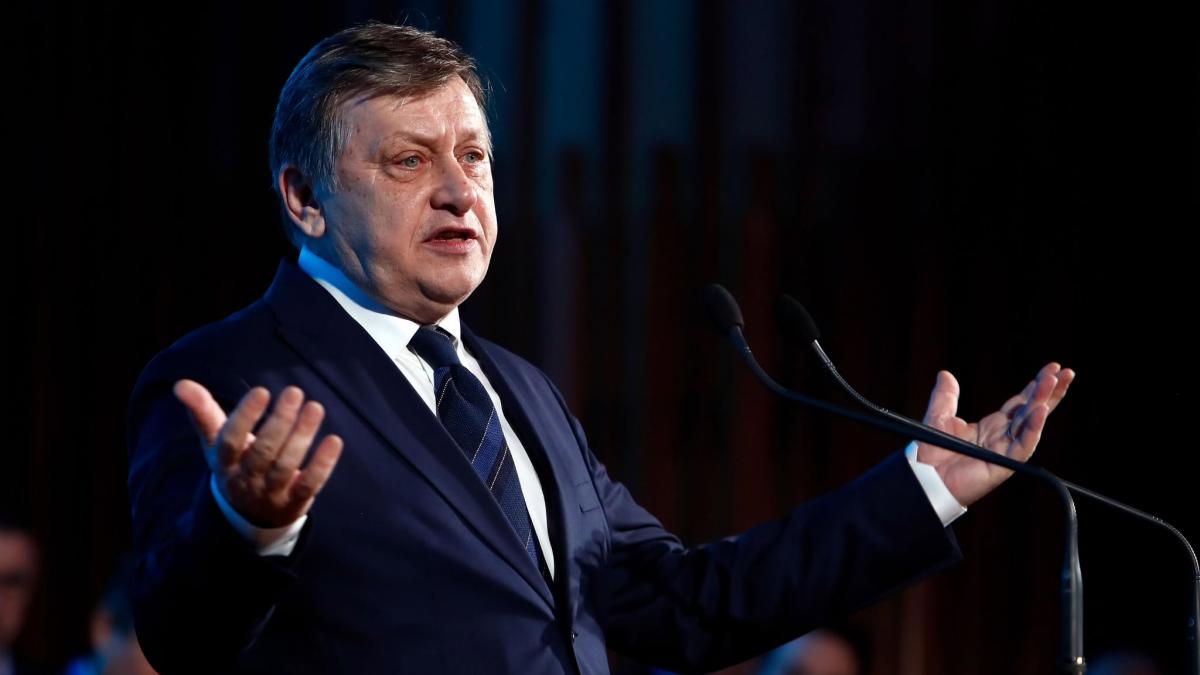 crin antonescu si a lansat primul clip de campanie romania e un avion in picaj