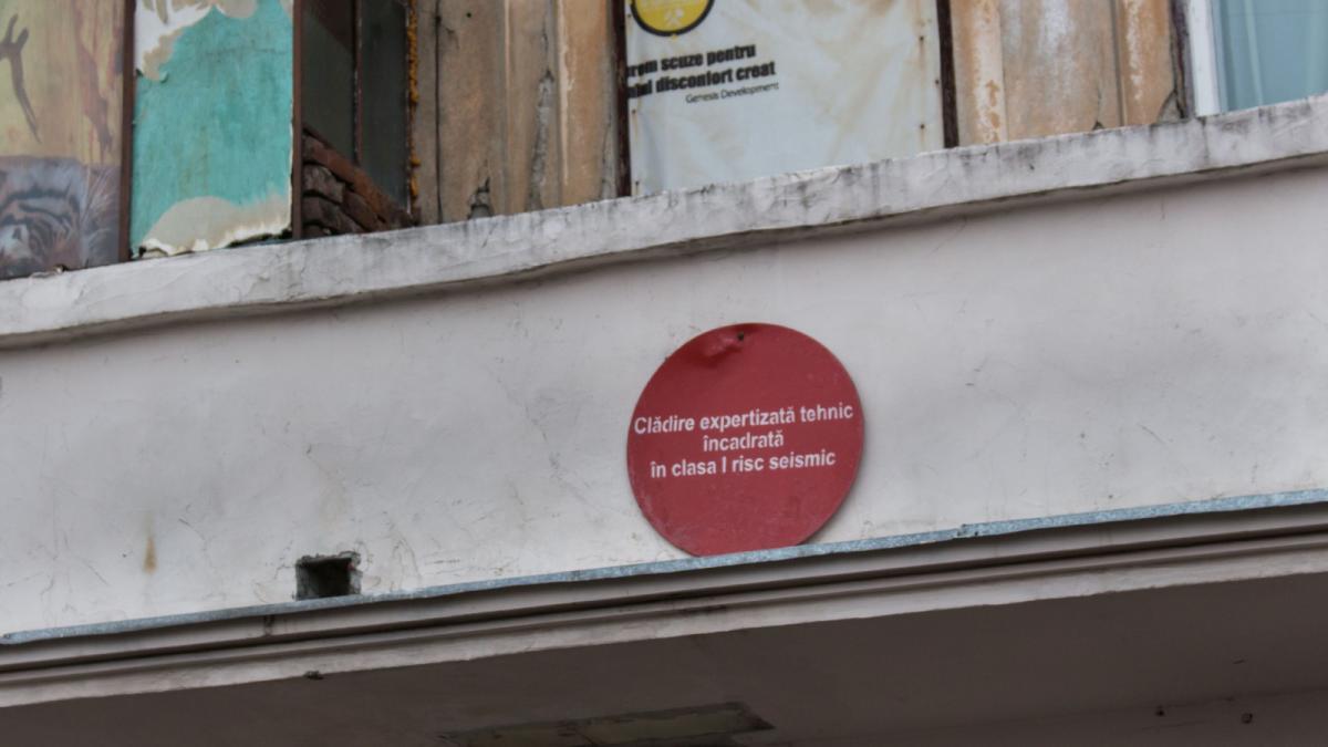 doi ani de la cutremurele din gorj birocratia blocheaza consolidarile elevii invata inghesuiti in sali improvizate