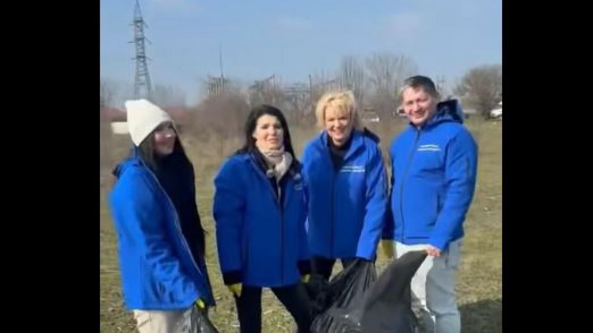 lavinia sandru si echipa sa de campanie au ajuns in calarasi unde au curatat un camp plin de gunoaie romania reala are nevoie de noi