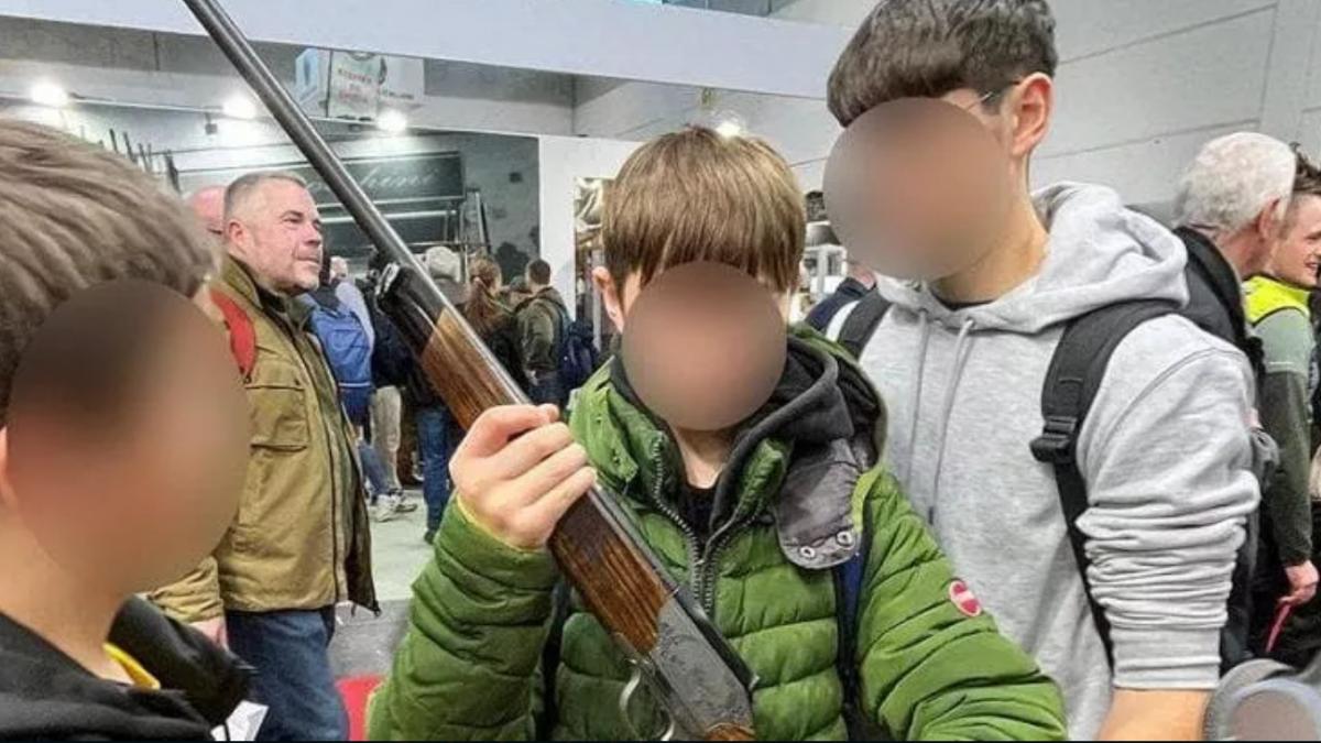 scandal la verona unde mai multi copii au fost fotografiati cu arme in prezenta parintilor imaginile s au viralizat