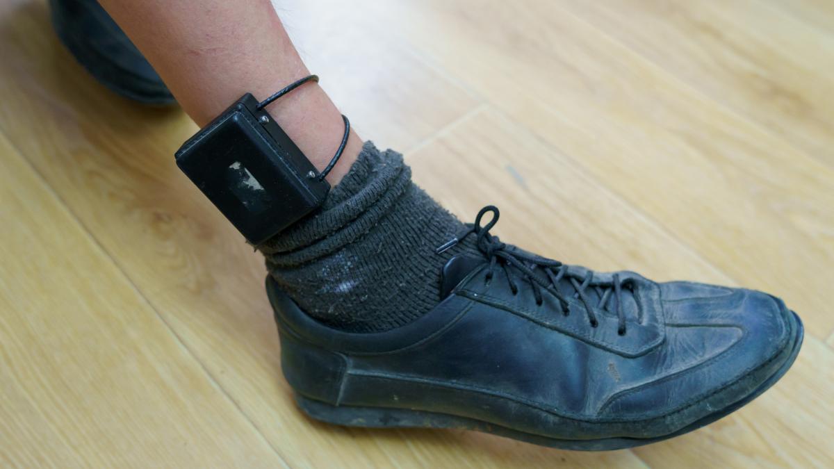 un roman din italia este obligat sa poarte bratara electronica pentru ca a hartuit o pe invatatoarea fiului sau