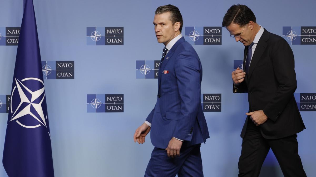 Hegseth și Mark Rutte la NATO