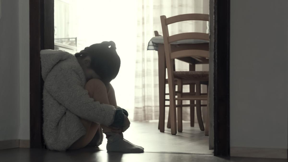 inchisoare pentru o romanca din italia care si a maltratat fiica timp de 14 ani o punea pe coji de nuca daca lua note proaste