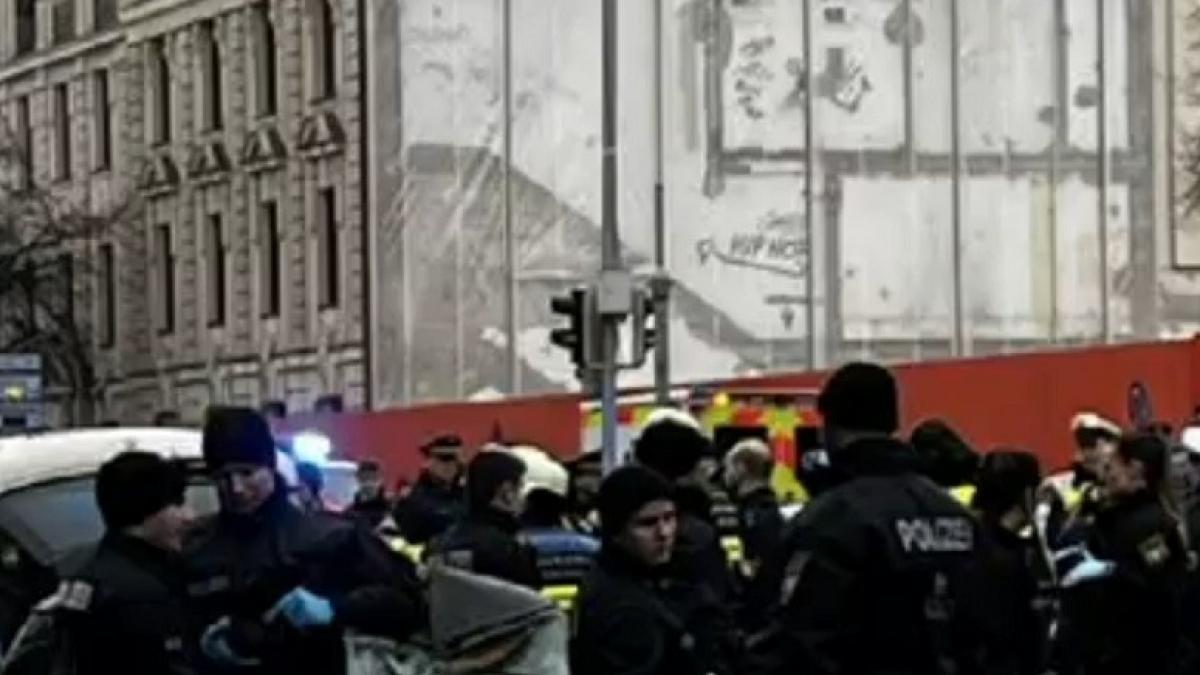 imagine in care apar mai multi politisti din Munchen, dupa incidentul de pe 13 februarie 2025, cand un barbat a spulberat cu masina un grup de oameni