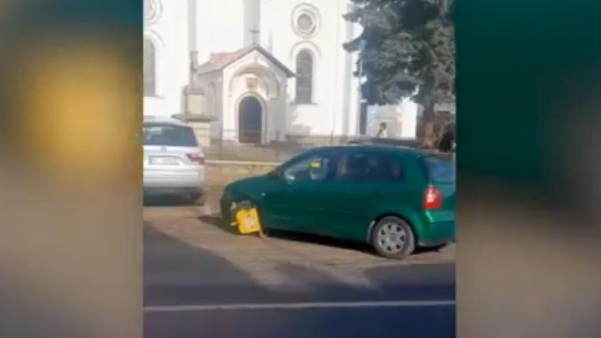 imagini virale in loc sa plateasca taxa de parcare un sofer a ales sa plece cu masina desi avea un blocator pe roata