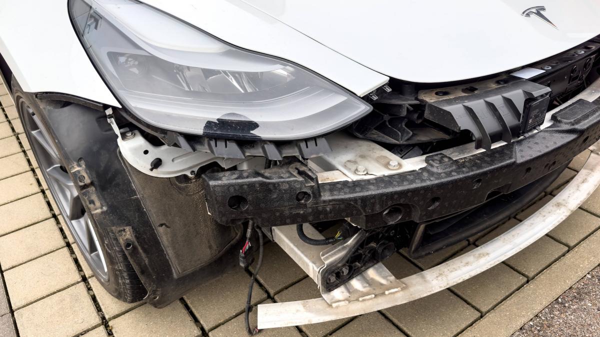 tesla lovita accident