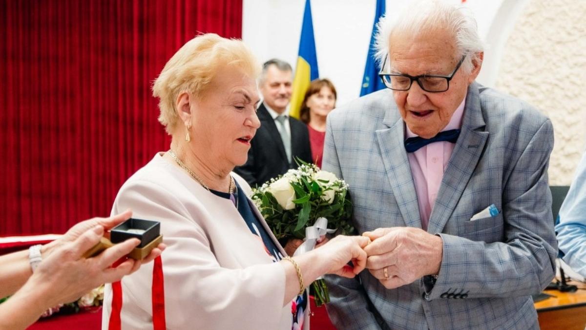 un italian de 86 de ani si o romanca de 81 de ani au spus da de valentine s day suntem impreuna si la bine si la rau