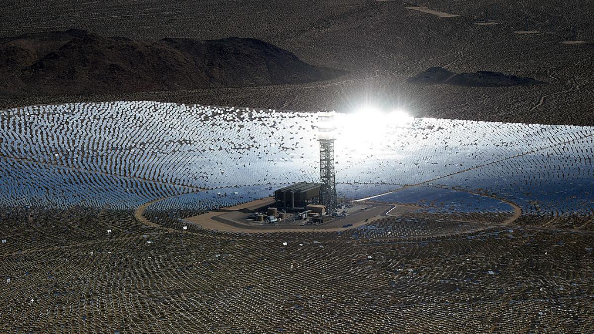 un camp de oglinzi in desert ce pare extraterestru a fost candva viitorul energiei solare se inchide dupa 12 ani