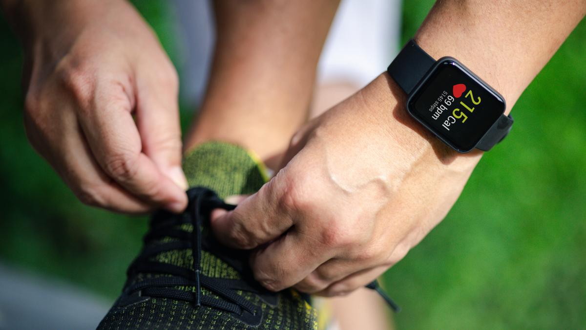 de ce mai nou ceasul inteligent este purtat la glezna noua moda s a viralizat pe retelele sociale