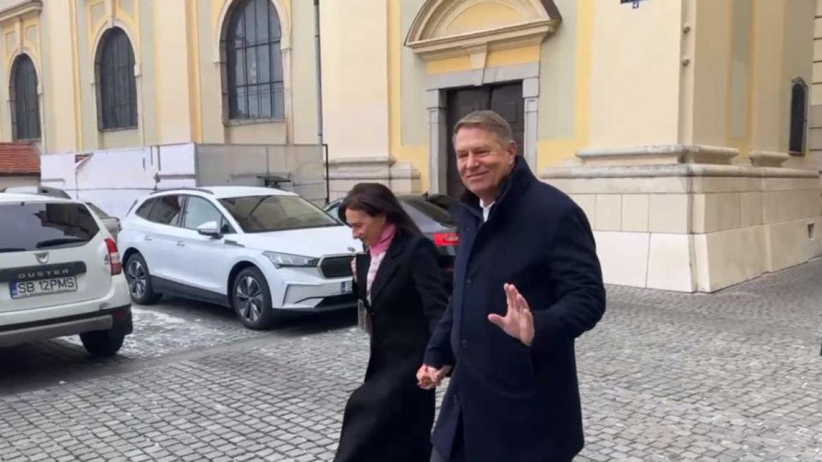 prima aparitie publica a lui klaus iohannis dupa demisia din functia de sef de stat fostul presedinte a fost acompaniat de clopote