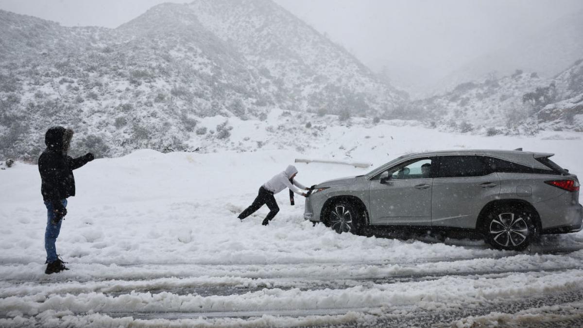 avertizare infotrafic se circula cu dificultate pe drumurile din 6 judete din cauza ninsorilor abundente